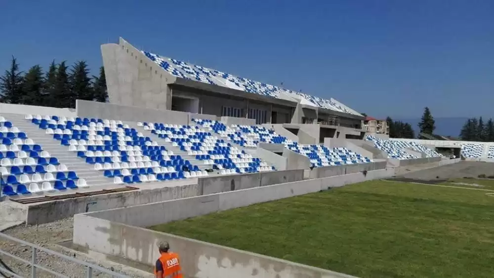 საძოვრად ქცეული 14-მილიონიანი ფეხბურთის სტადიონი ზუგდიდში 7 betonis kedlebi